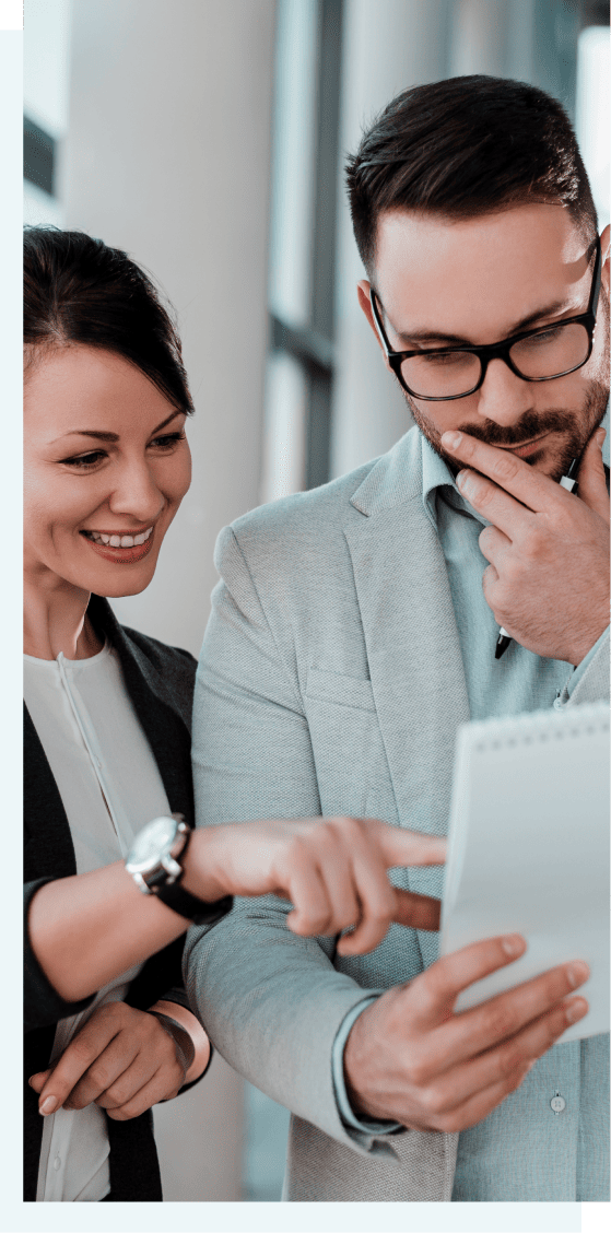 打ち合わせをする男性スタッフ