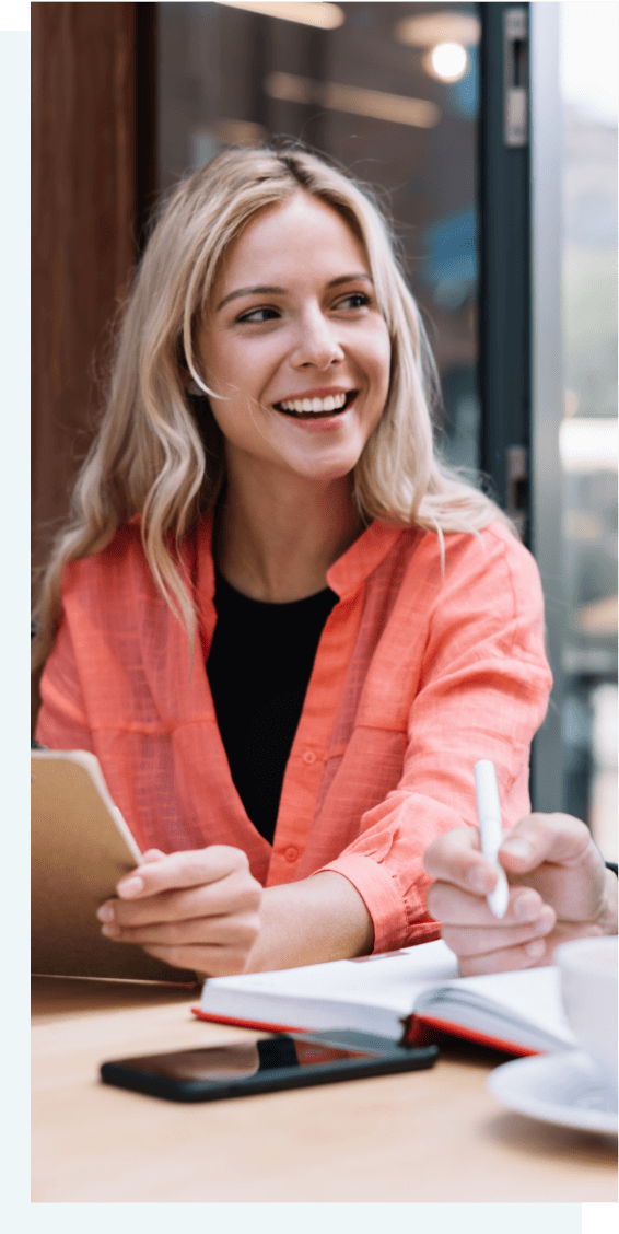 地域活動に参加する女性スタッフ