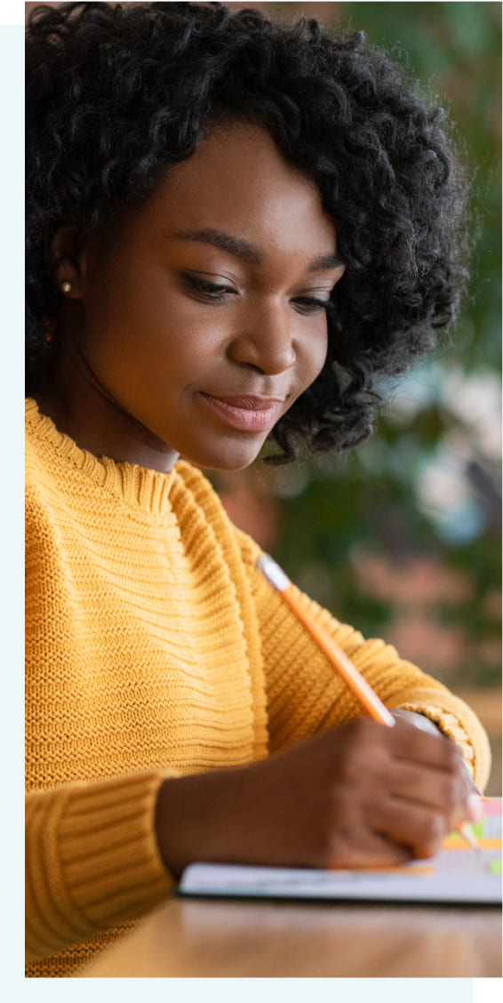 打ち合わせをする女性