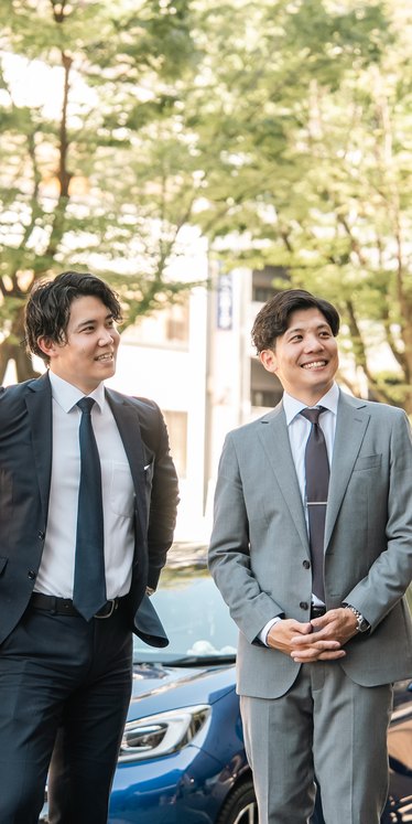 屋外で会話しながら歩くグッドキャストのスタッフ