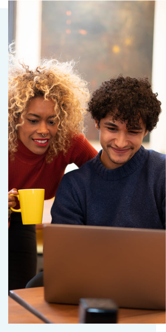 打ち合わせをする女性