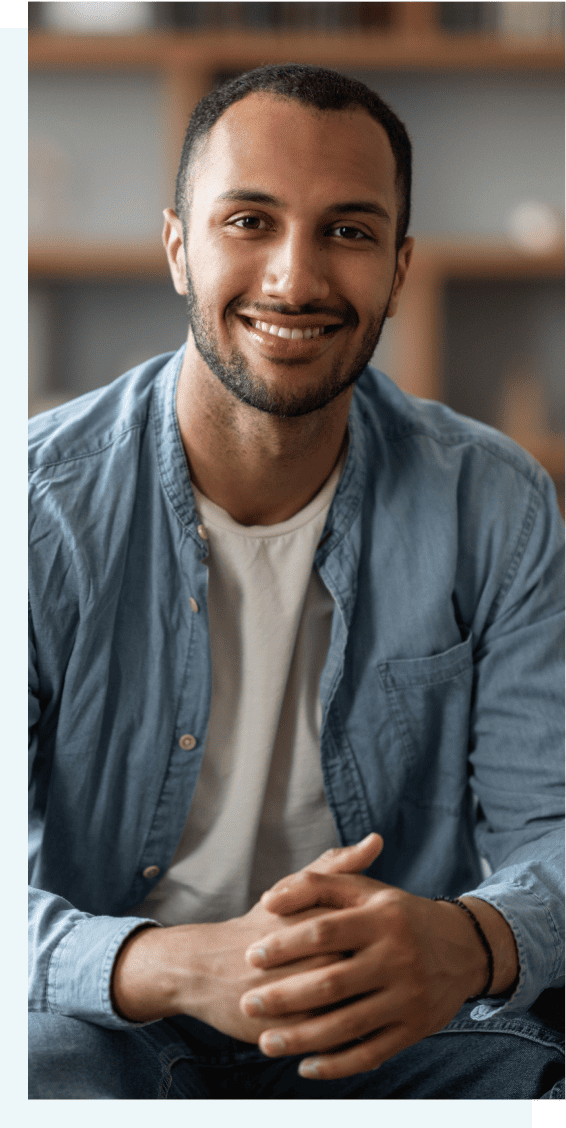 笑顔の男性スタッフ