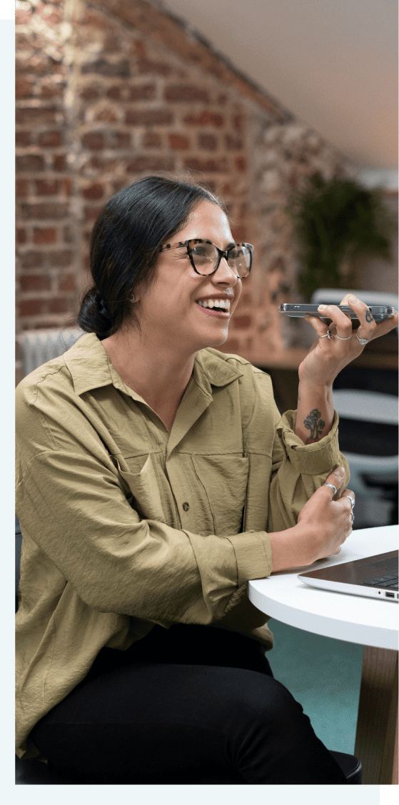 電話で話す女性スタッフ