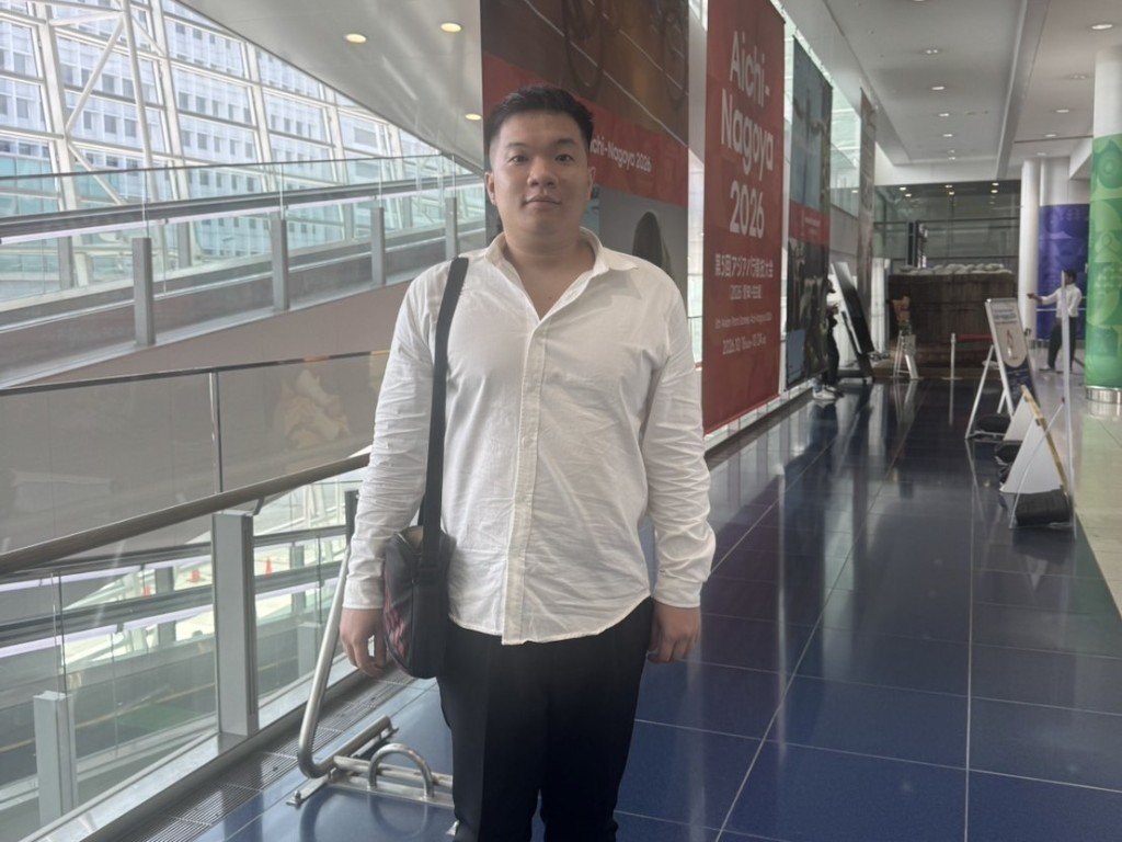 空港に到着したスタッフ
