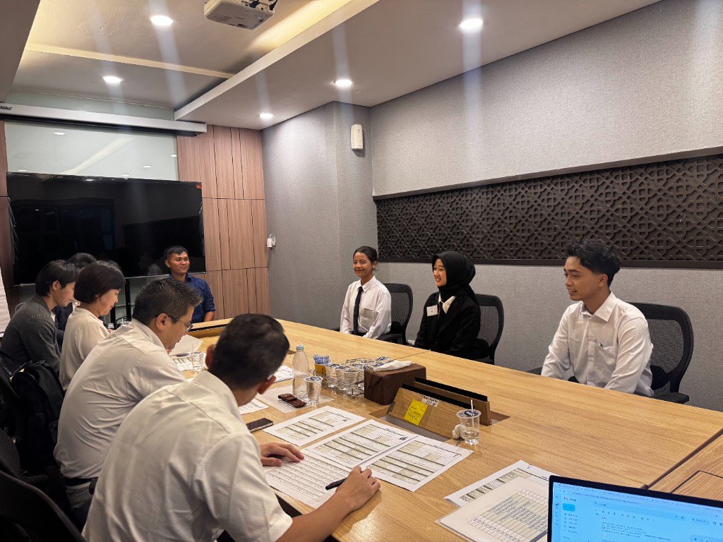 インドネシアの会議室で現地面接を行う様子