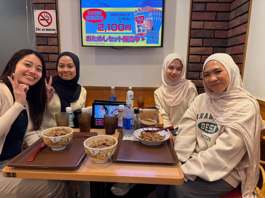 インドネシア出身のスタッフと食事をする様子