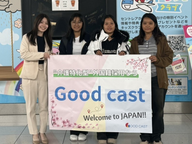中部国際空港で、ミャンマーから入国したスタッフを出迎える様子